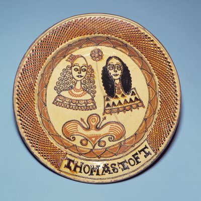Staffordshire-Teller mit Darstellung von König Karl II. und Königin Katharina von Braganza von Thomas Toft